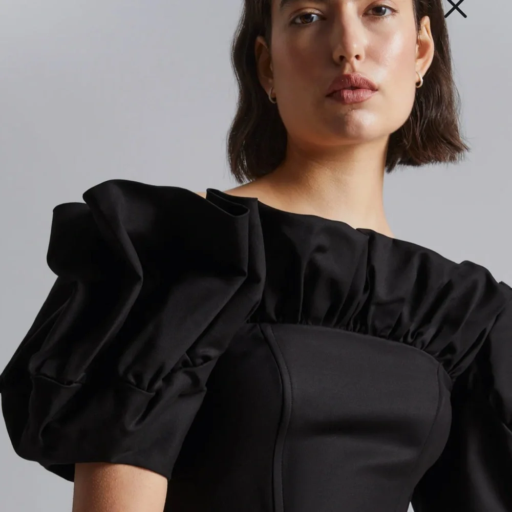 & Other Stories Black Ruffle Off the Shoulder Women’s Midi Dress Sz. 4 - Picture 2 of 8